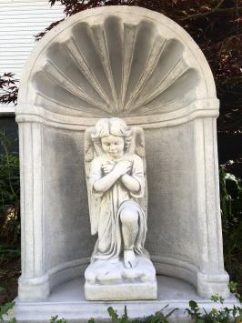 Schöne kniende Engelsstatue in einem Oratorium aus Stein